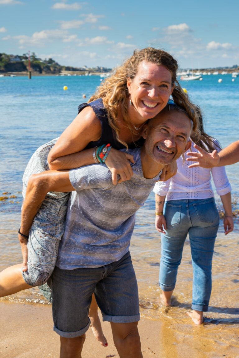 Photographie de couple à Dinan Couple sur une plage de St Briac