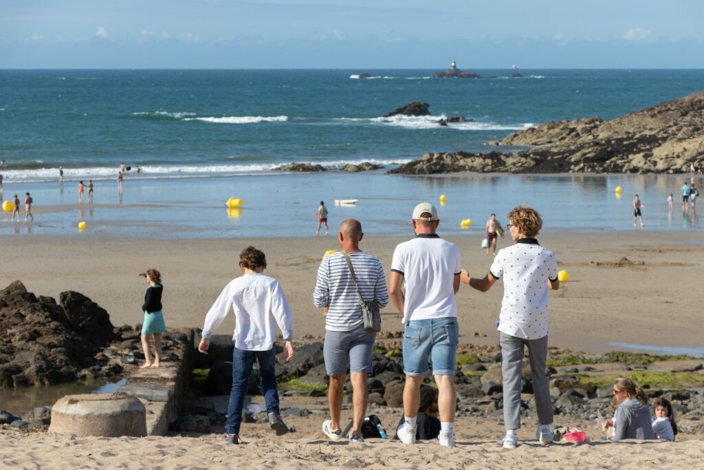 Père et fils face à la mer